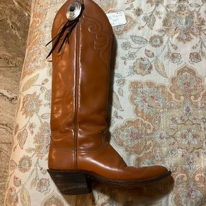 Tony lamas size 8 1/2 B fits like a 8